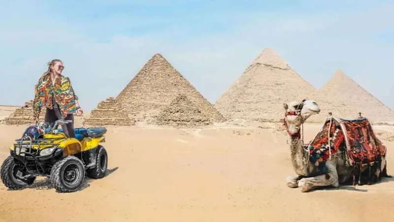 Essential packing items for desert trips in Egypt including hat, backpack, water bottle, and camera on sand background.